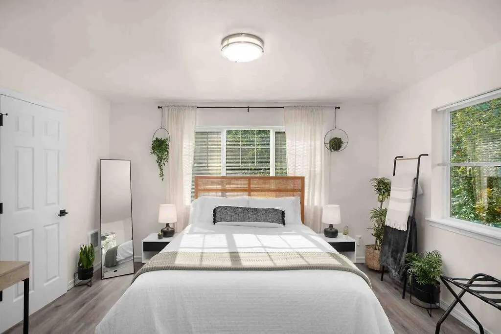 Private Newly Renovated Studio W Private Parking! Portland