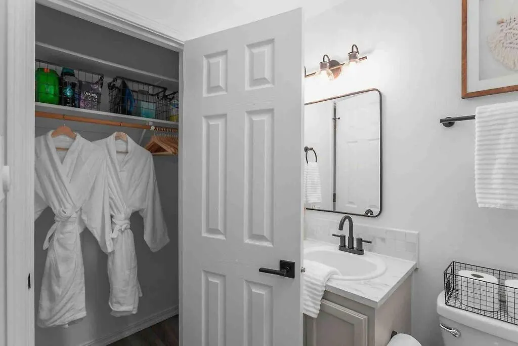 Private Newly Renovated Studio W Private Parking! Portland Apartment